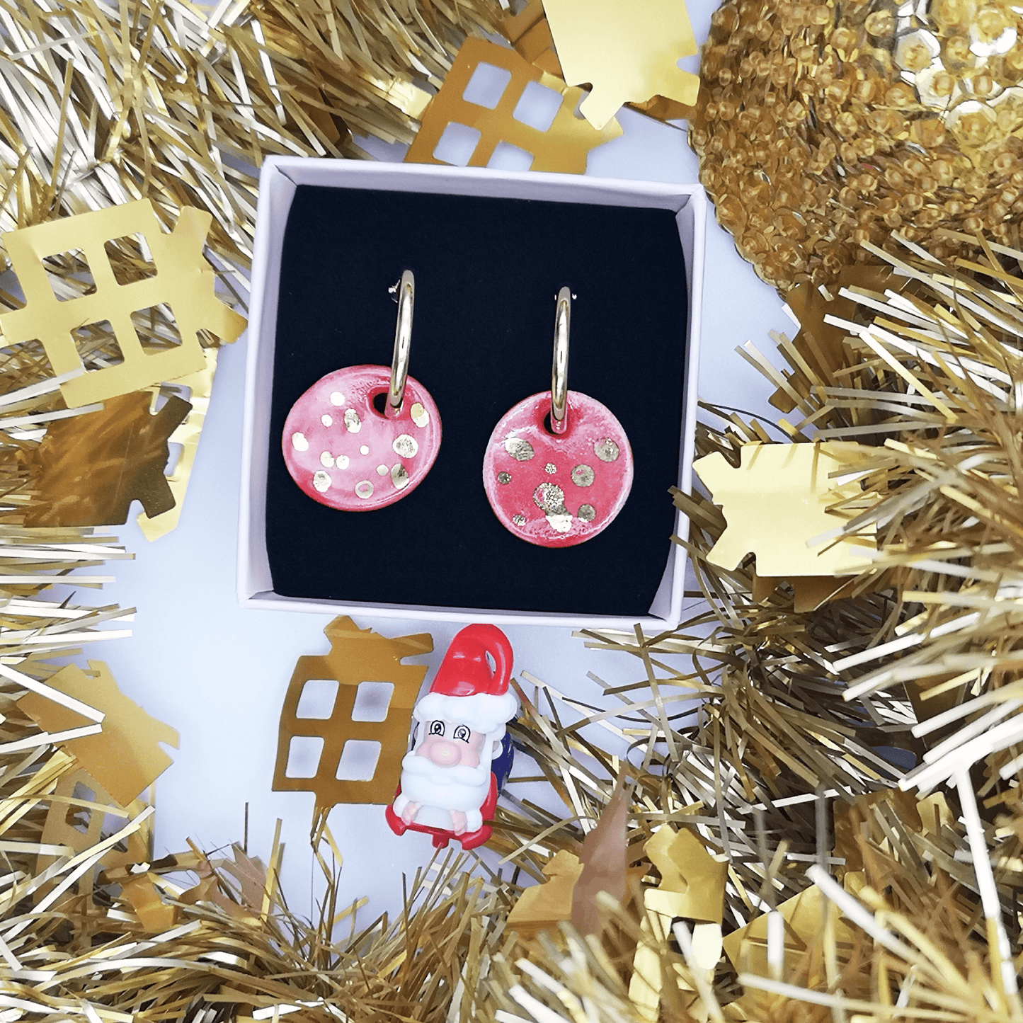 Boucles d'oreilles rouge corail Noel dans un ecrin rose pale