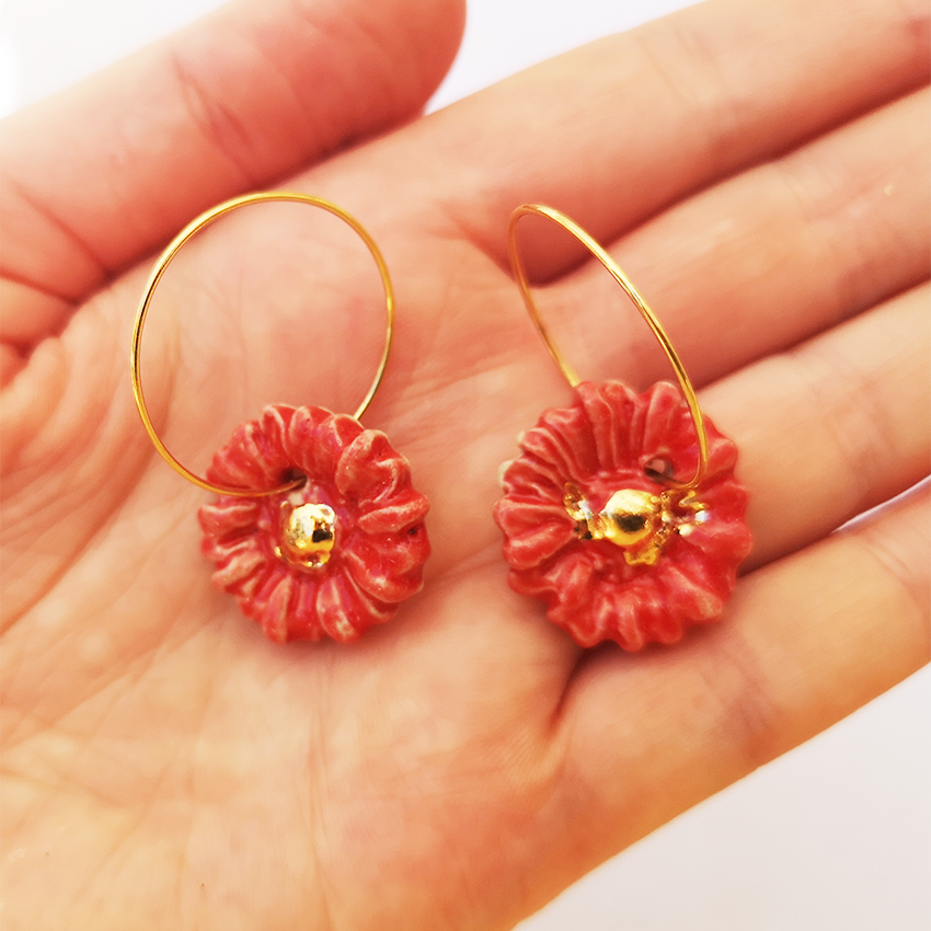 boucle d'oreille fleur marguerite rouge or creole pendante pour femme Corinne Ceramique