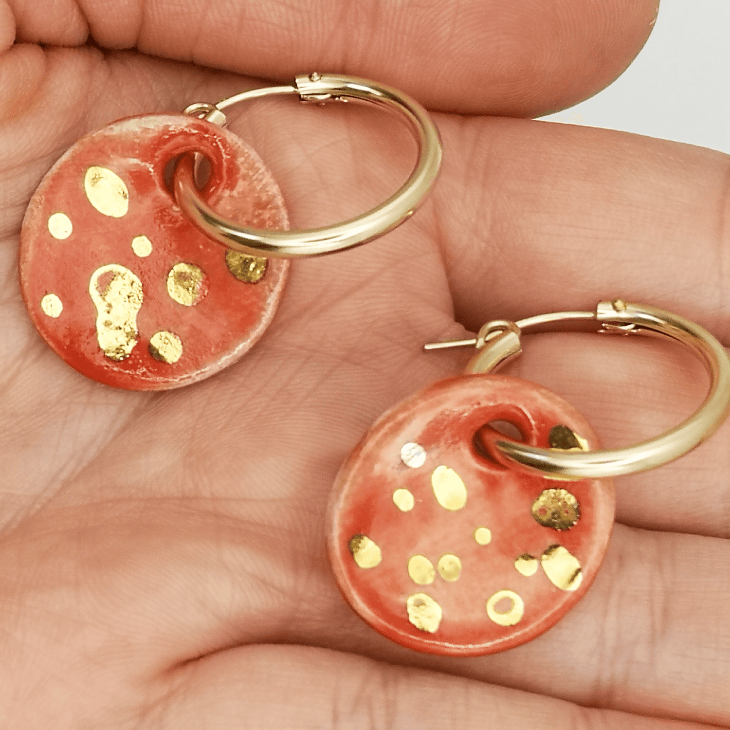 Boucles d'oreilles rouge avec anneau en gold filled