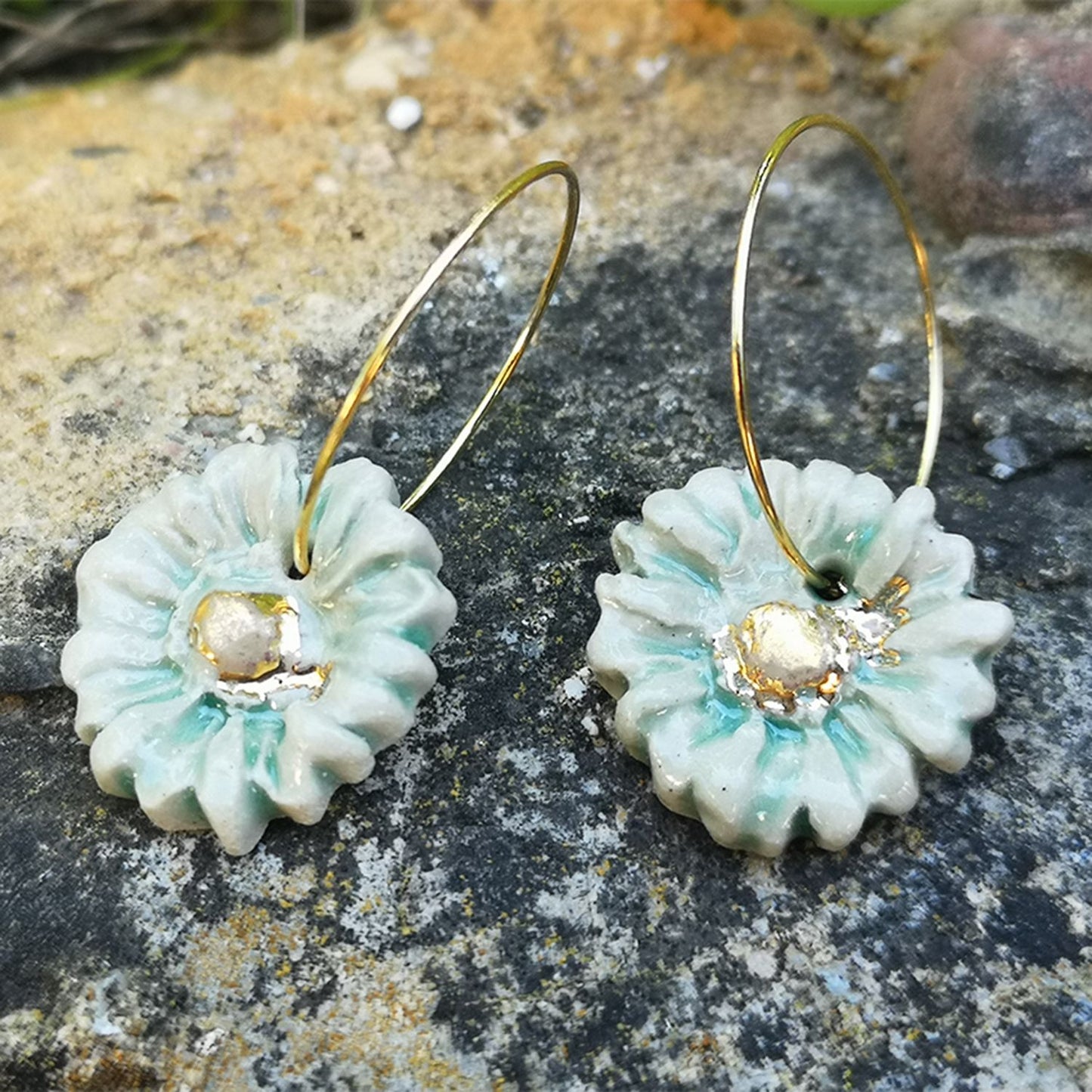 Boucles d'oreilles vertes fleur Marguerite sur rocher