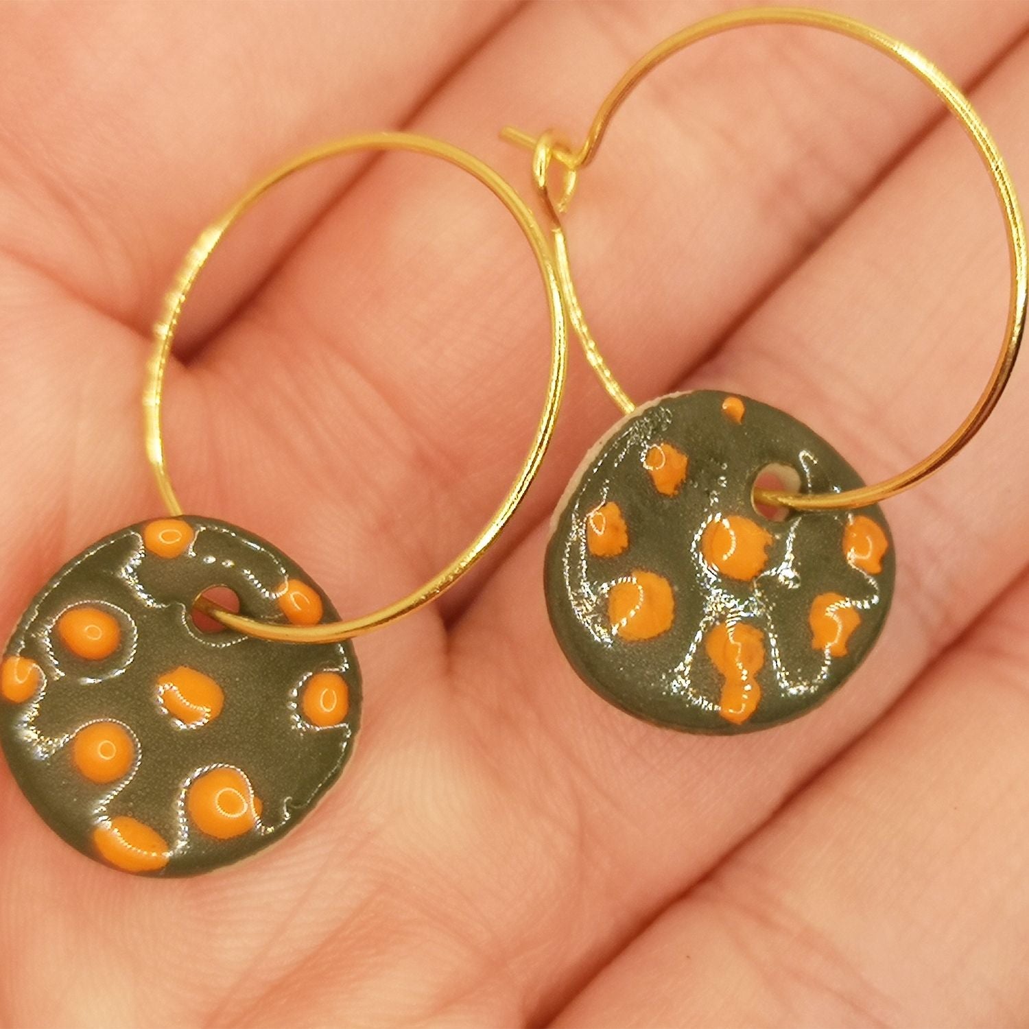 Boucles d'oreilles vertes olives a pois oranges pendante femme