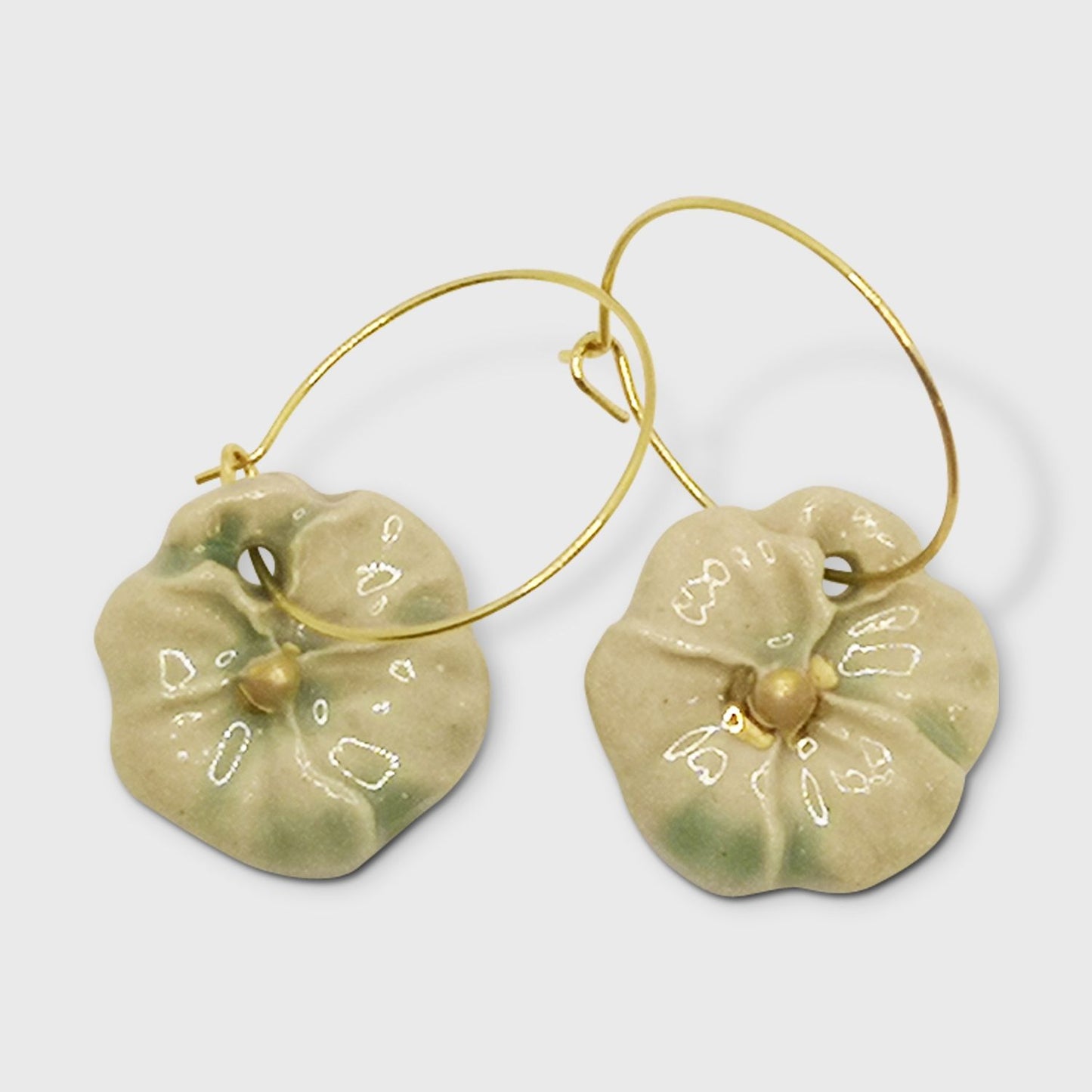 Boucles d'oreilles créoles vertes céladon avec pendentifs Pensées, en céramique fait main, ultra-légères et ornées d'émail transparent.