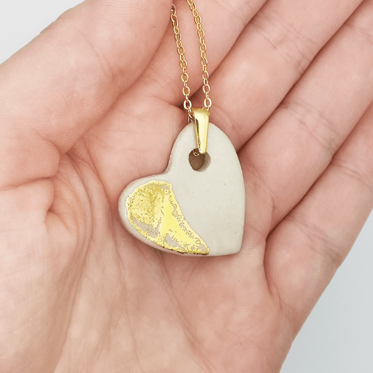 Collier blanc coeur fait main aix en provence