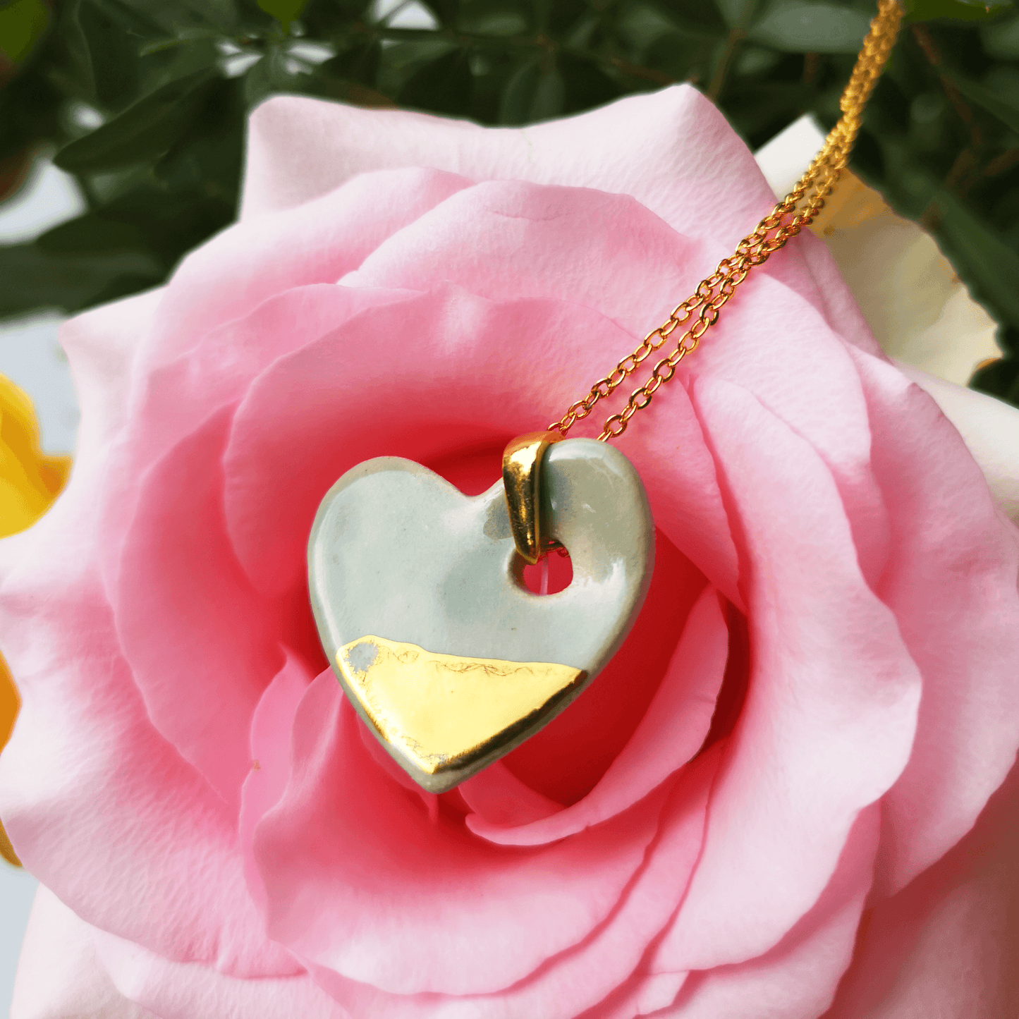 collier coeur vert sur une rose