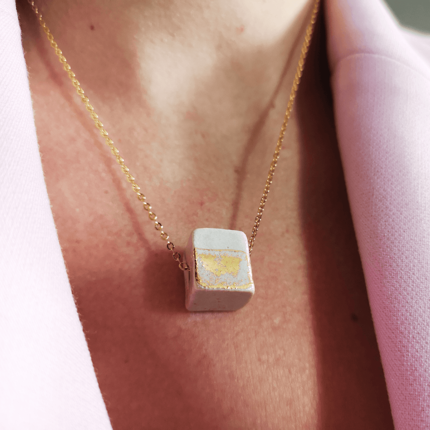 Collier cube blanc or pour femme fait main Corinne Ceramique