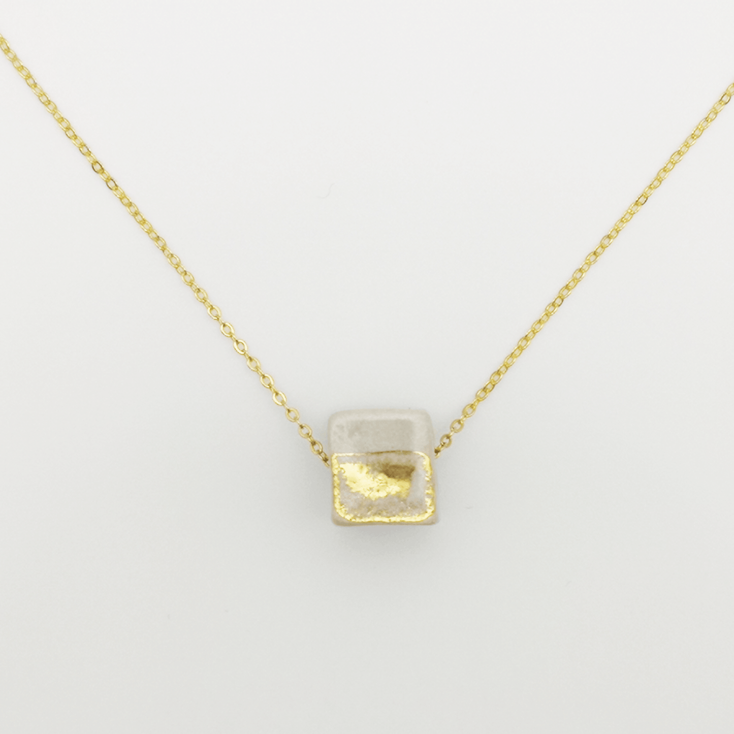 Collier cube blanc or pour femme fait main Corinne Ceramique