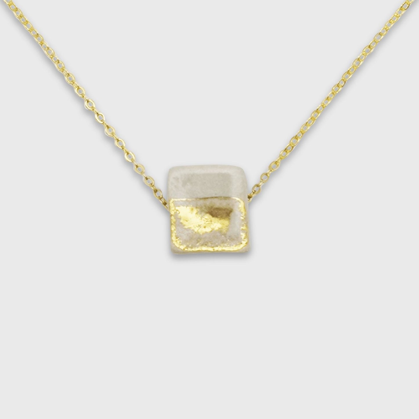 Collier cube minimaliste géométrique pour femme blanc or