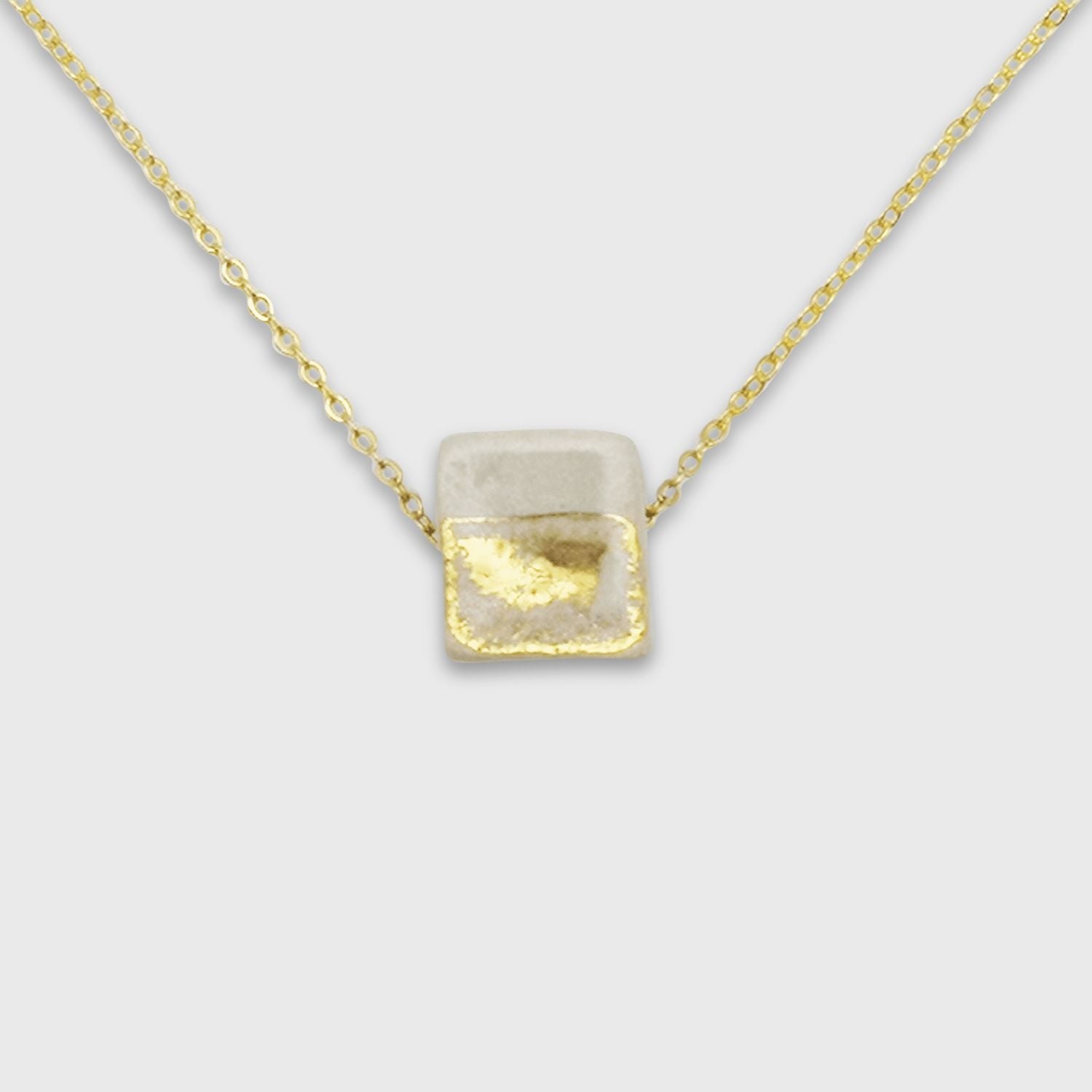 Collier cube minimaliste géométrique pour femme blanc or