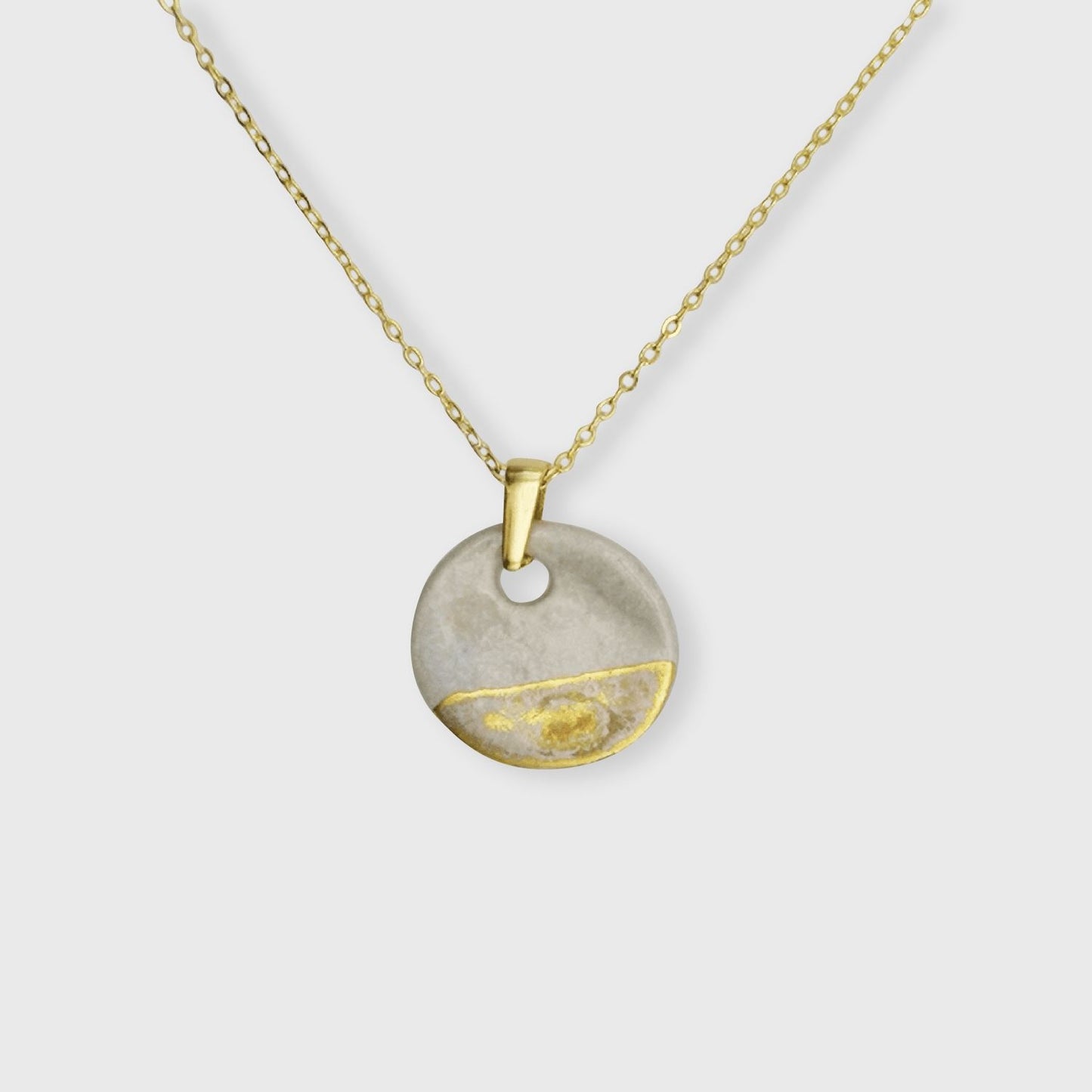 Collier médaillon blanc et or fait main en céramique, design élégant et intemporel