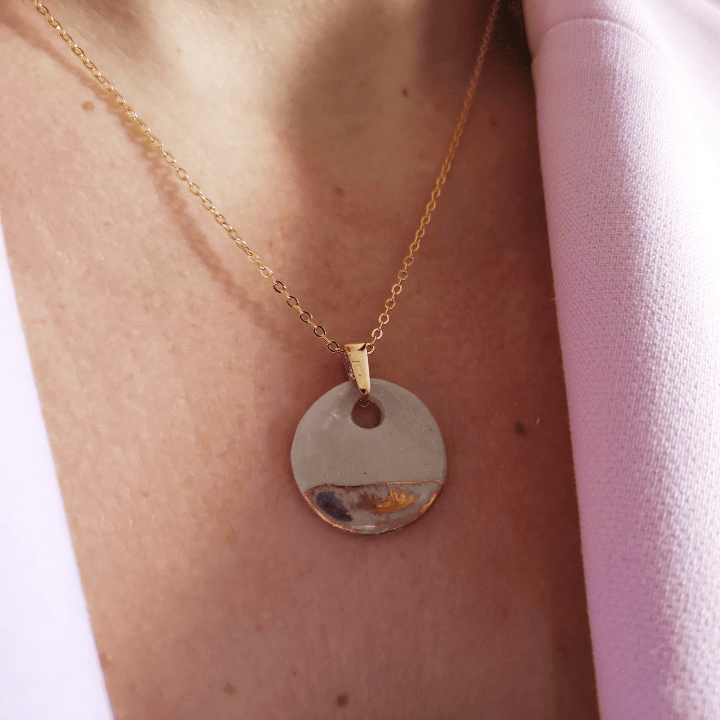Collier blanc or