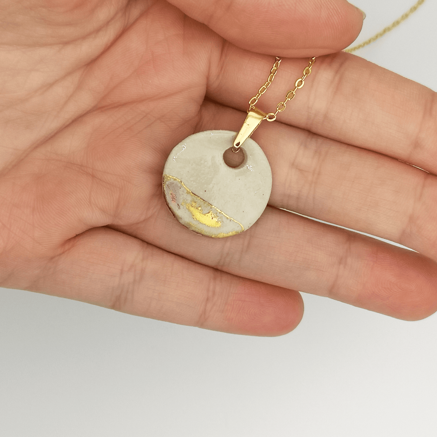 Collier blanc or medaillon pour femme Corinne Ceramique Artisanat d exception