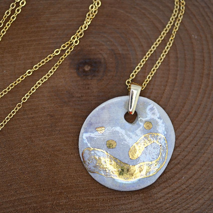 Collier blanc effet nacre chaine dore