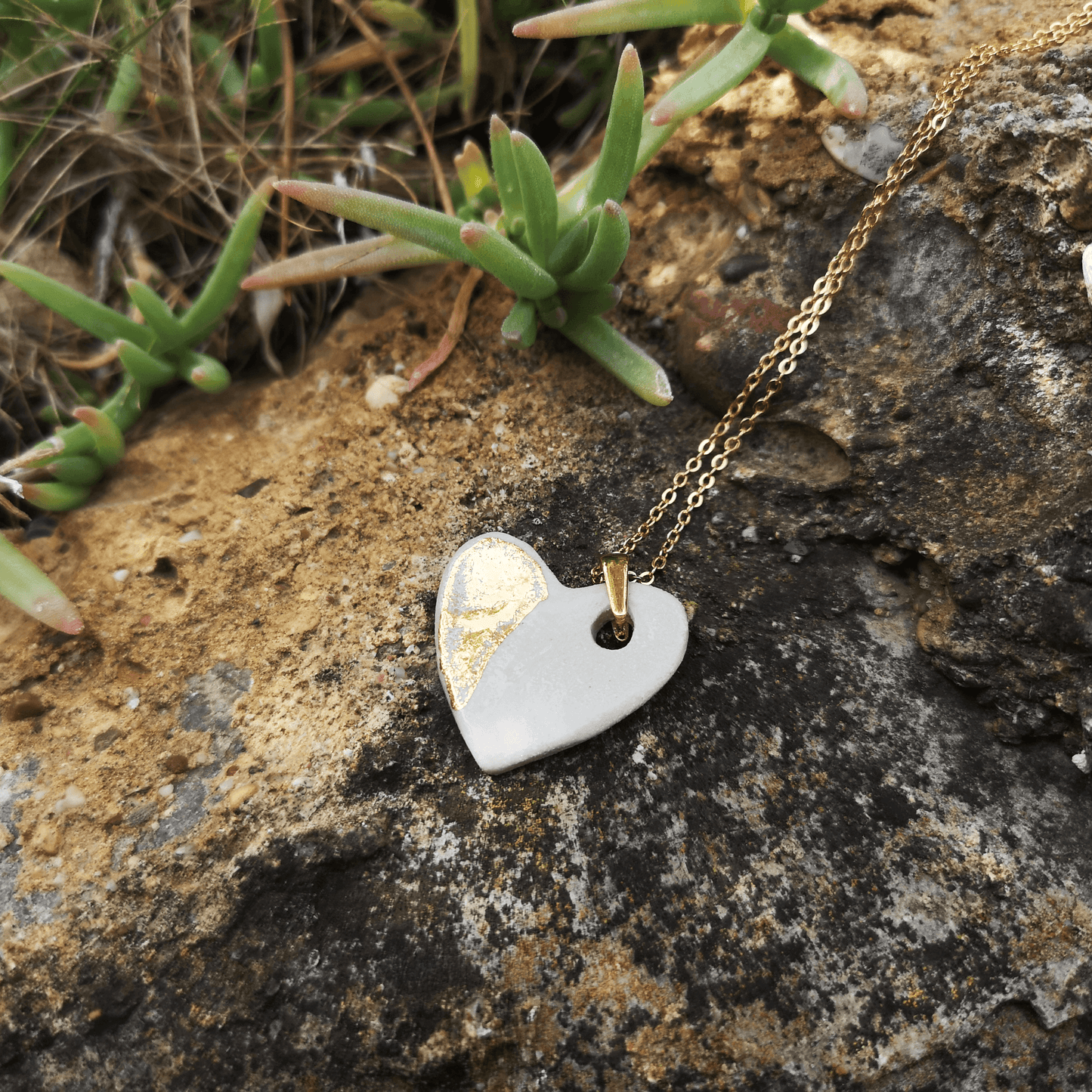Collier blanc coeur fait main