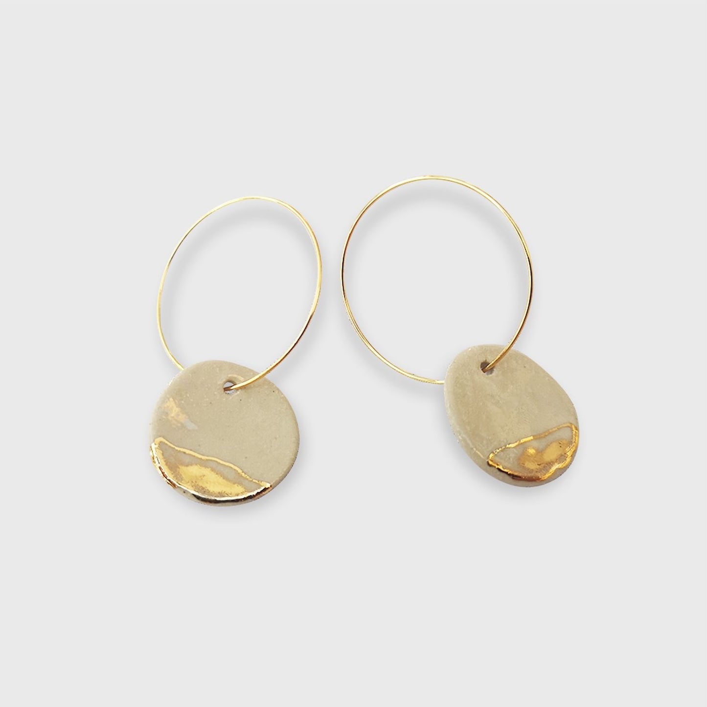 Boucles d'oreilles créoles blanches avec pendentifs médailles en céramique et or, fabriquées à la main