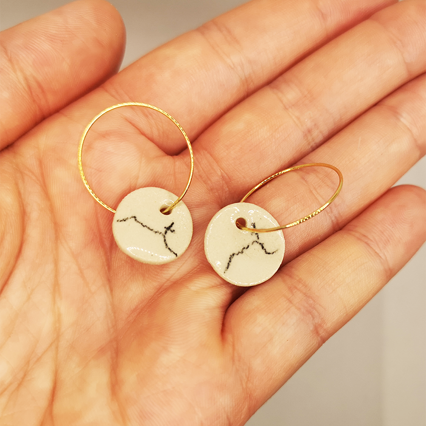 Boucles d'oreilles blanc noir or pendante pour femme Montagne Sainte Victoire Aix en Provence souvenir pour femme Corinne Ceramique