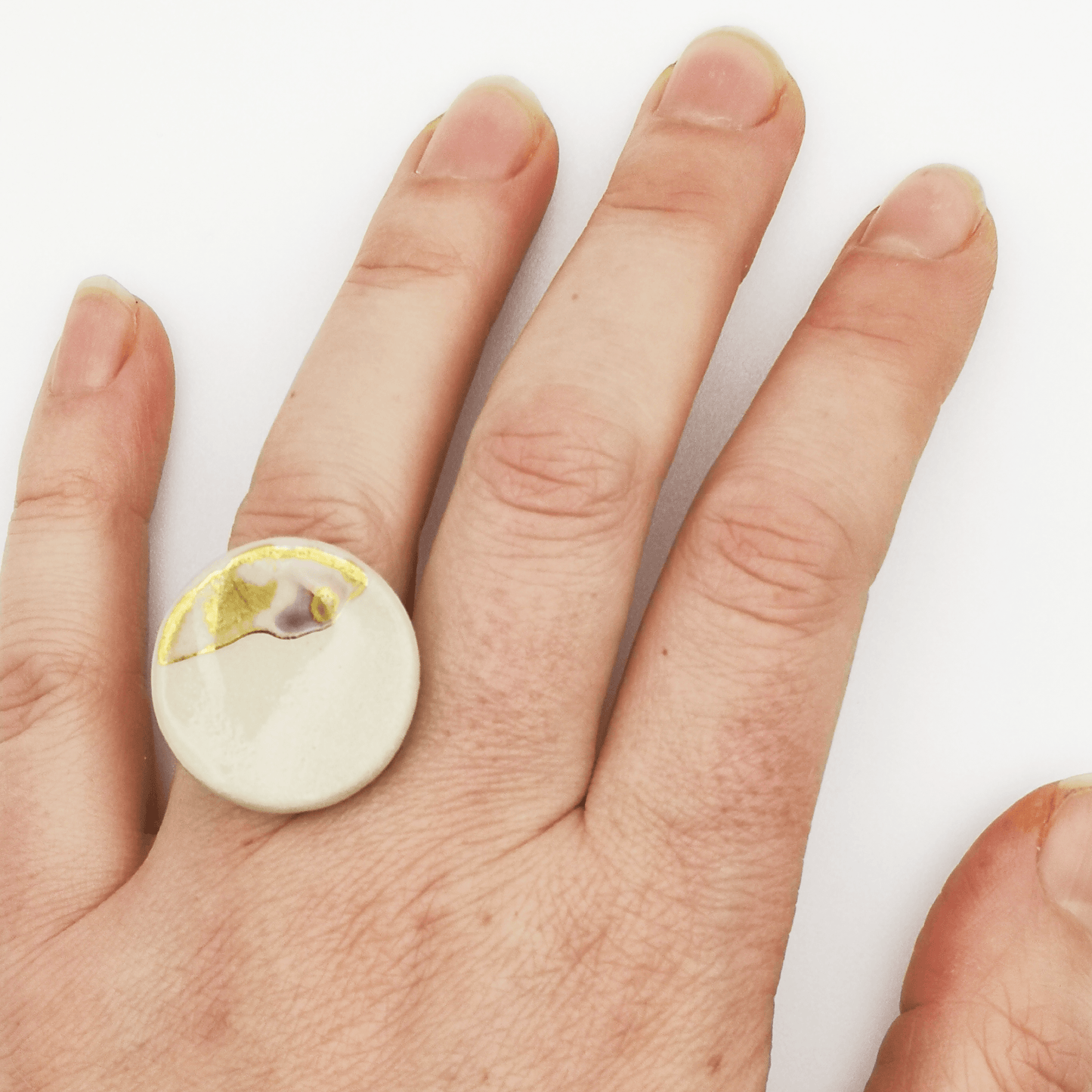 Grand bague blanche or violet Corinne Ceramique Fait main Aix en provence