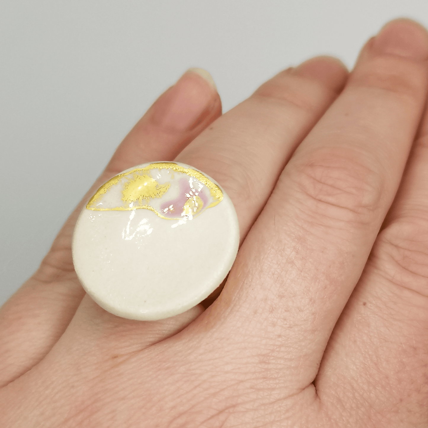 Grand bague blanche or violet Corinne Ceramique Fait main Aix en provence
