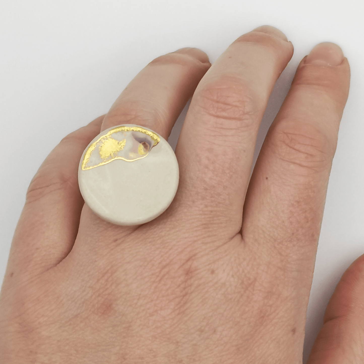 Grand bague blanche or violet Corinne Ceramique Fait main Aix en provence
