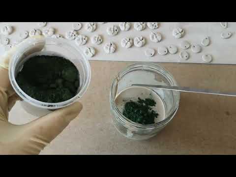 Vidéo montrant le processus de fabrication des boucles d'oreilles à pois Corinne Céramique. Les images capturent chaque étape du travail artisanal : du modelage de la céramique à la main, à la peinture délicate des pois, jusqu'à la cuisson et à l'ajout des détails dorés. Une démonstration de savoir-faire français, mettant en valeur la finesse et la précision du travail.