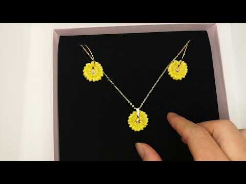 Boucles d'oreilles jaune fleur marguerite et collier dans leur ecrin  cadeau Corinne Ceramique