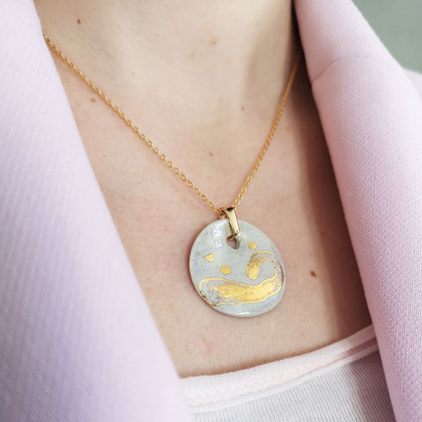 Collier blanc nacre porte pour femme