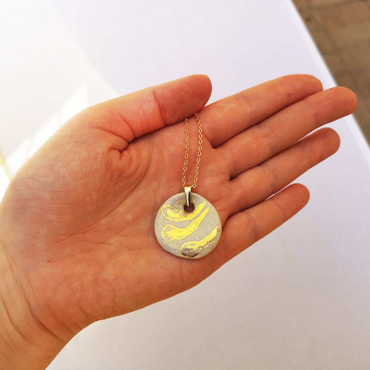 Collier blance effet nacre or rayure