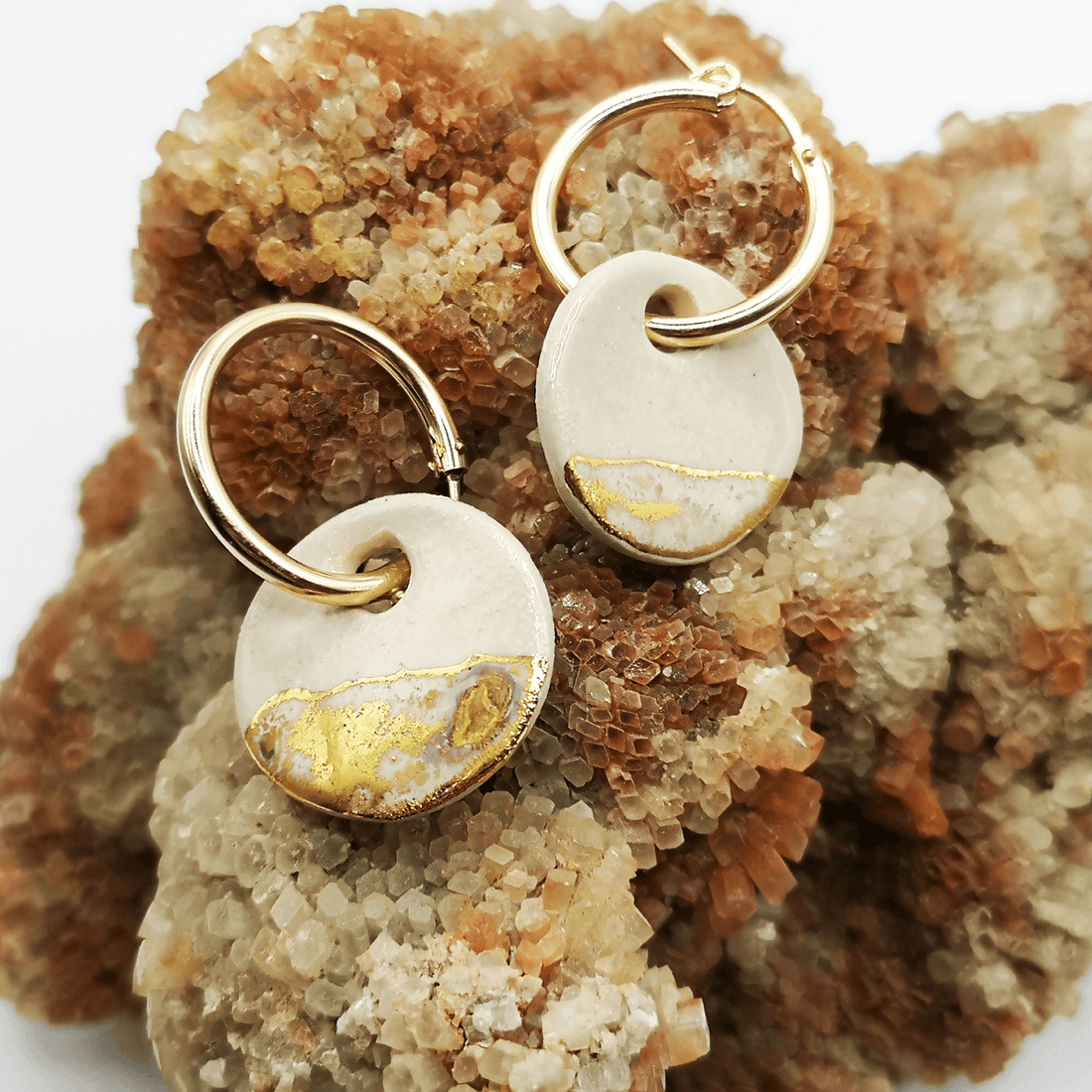 Boucles d'oreilles blan unique et or pendante pour femme aix en provence corinne ceramique