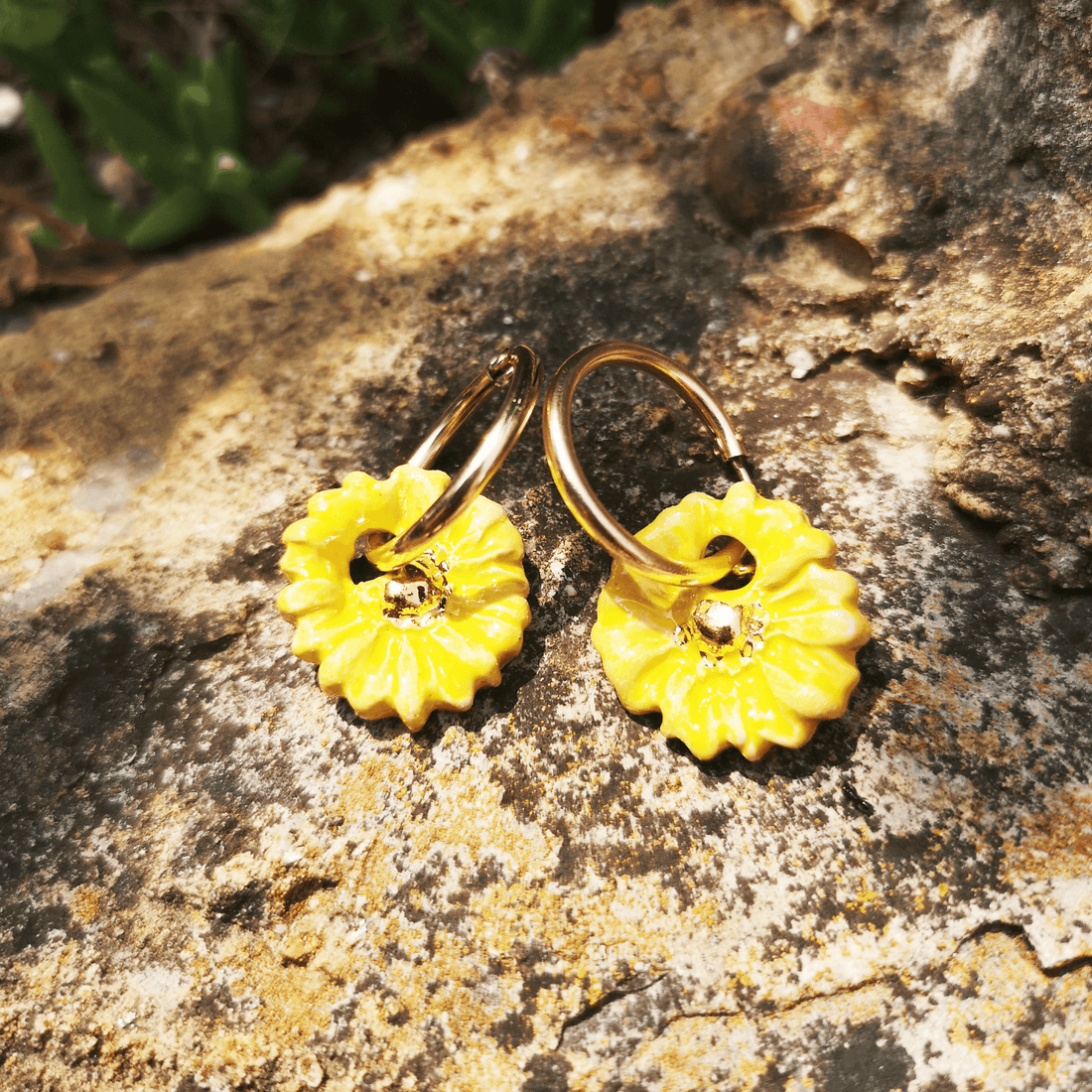"Image des boucles d'oreilles marguerites jaune et or de Corinne Céramique, élégantes et délicates, avec des finitions dorées raffinées 