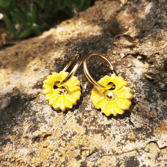 "Image des boucles d'oreilles marguerites jaune et or de Corinne Céramique, élégantes et délicates, avec des finitions dorées raffinées 