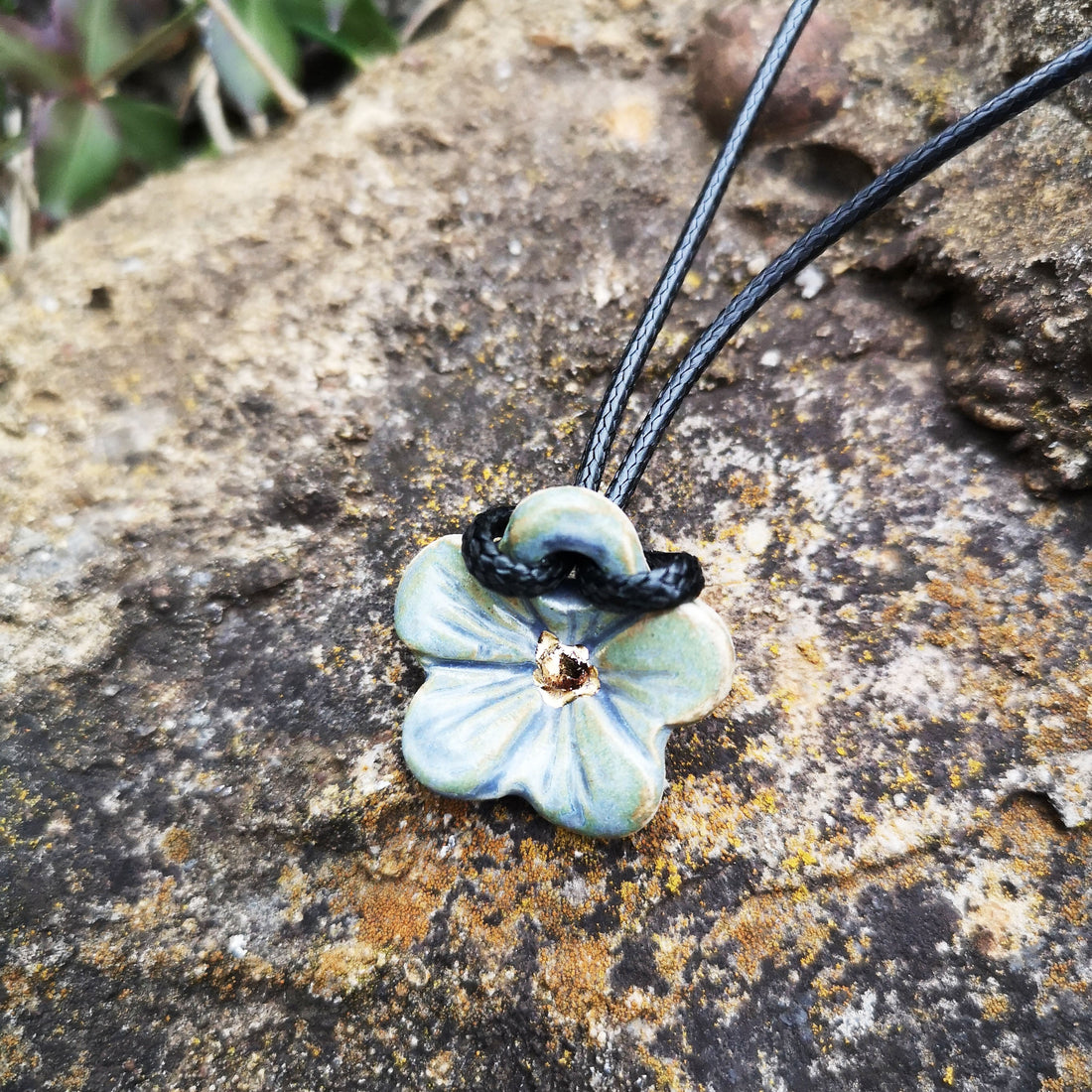 Collier fleur bleu or fait main aix en provence artisanat