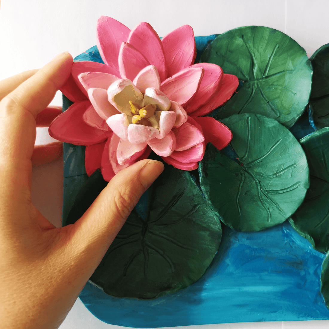 Sculpture Nenuphar Lotus Rose et Vert Eau Argile Luxe Artisanat d Exception
