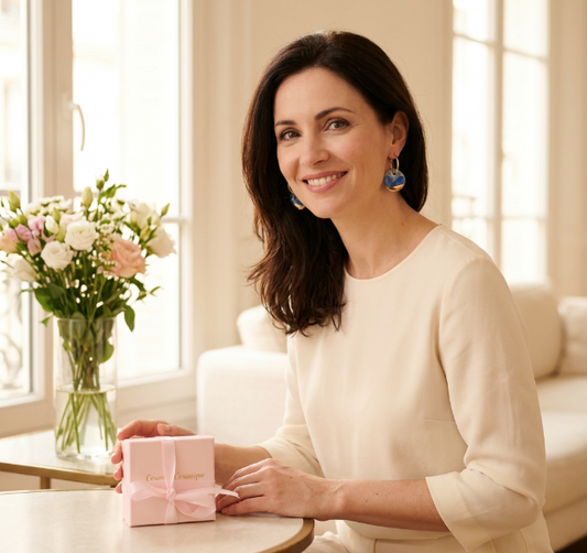 Femme élégante 40 ans portant des boucles d'oreilles céramique  bleu et or faites main, avec écrin cadeau rose Corinne Céramique,  idée cadeau fête des mères artisanal Aix-en-Provence