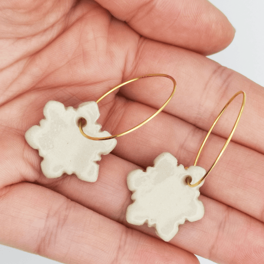 Boucles d'oreilles blanches en céramique motif flocon de neige, bijou de Noël fait main à Aix-en-Provence par Corinne Céramique