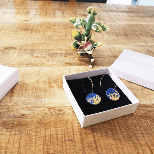 Boucles d’oreilles étoile bleu Klein et or dans leur écrin – bijoux faits main à Aix-en-Provence, idée cadeau élégante et artisanale.