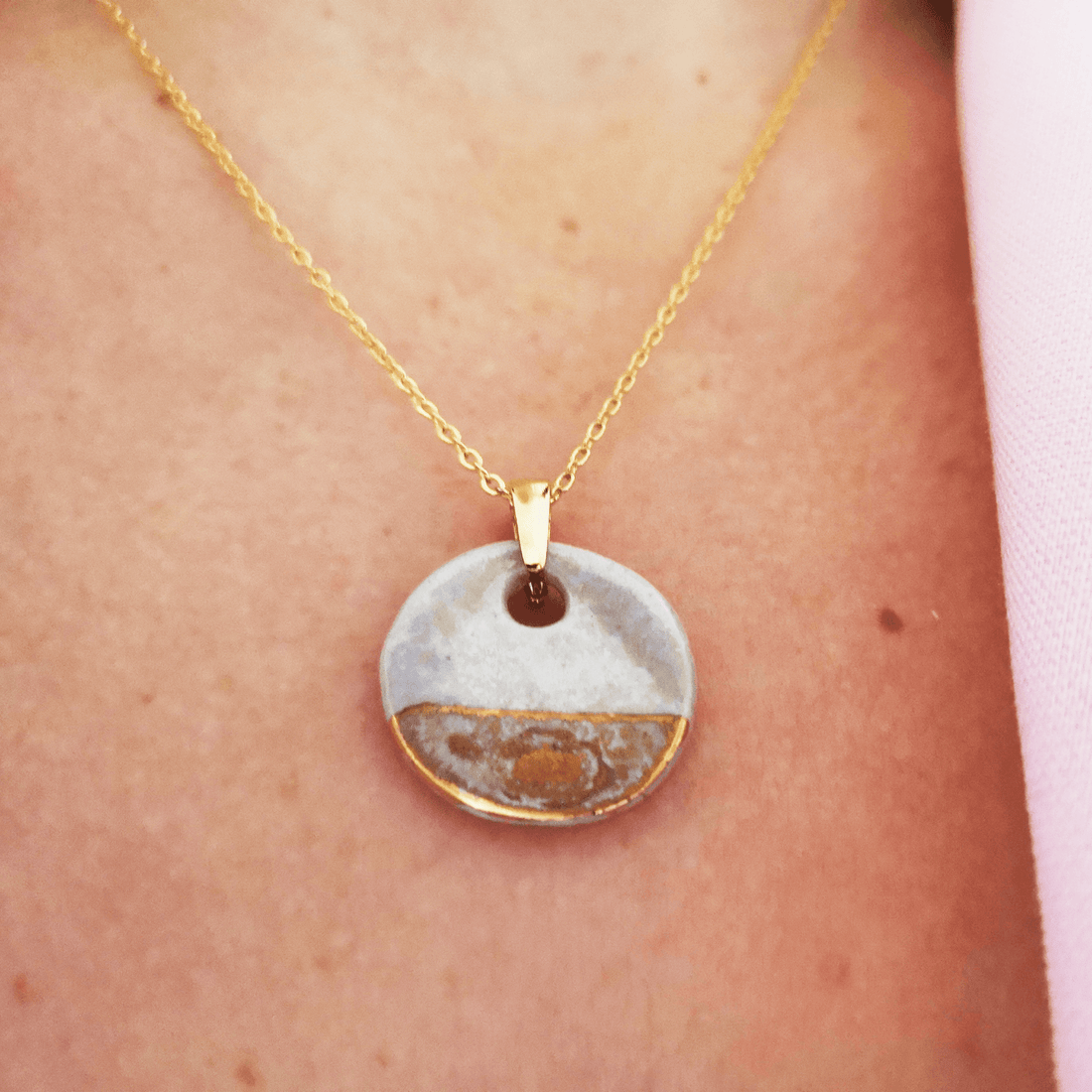 Collier Medaille Or chaine Corinne Ceramique pour femme chic Confort ultra leger artisanat d exception