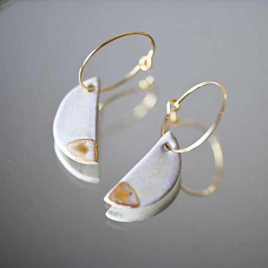 Boucles d'oreilles demi lune effet nacre et or pendante pour femme Corinne Ceramique Fait main Artisanat d'exception