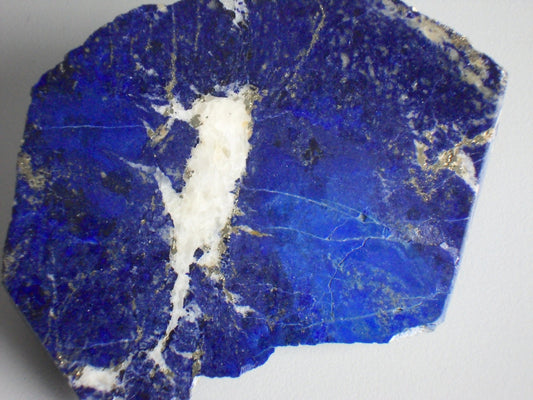 Pierres de Lapis Lazuli montrant le bleu Klein, outremer