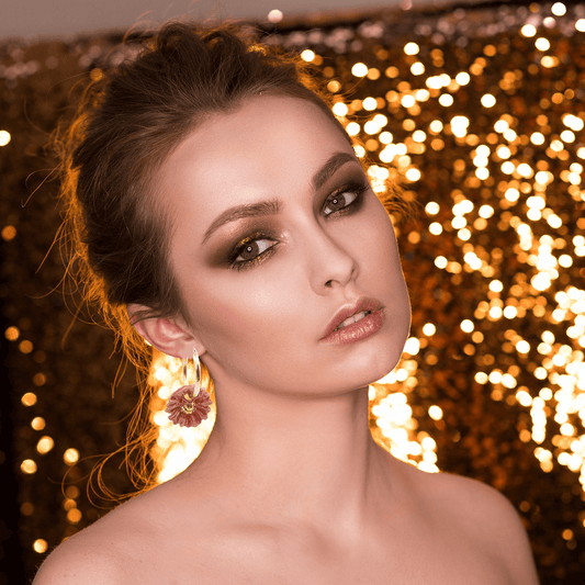 Bijoux artisanaux Corinne Céramique faits main en France, boucles d’oreilles Gold Filled élégantes aux couleurs vibrantes, présentées comme des cadeaux luxe pour femme dans un écrin raffiné