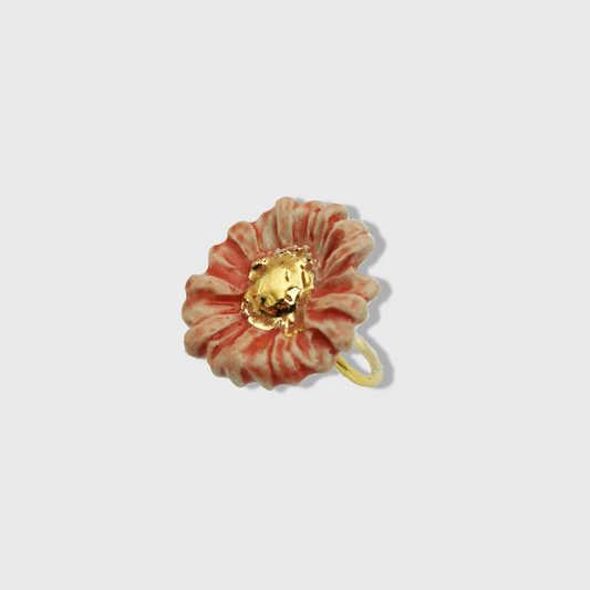 Photo de la bague fleur marguerite rouge corail et or, bijou élégant et artisanal