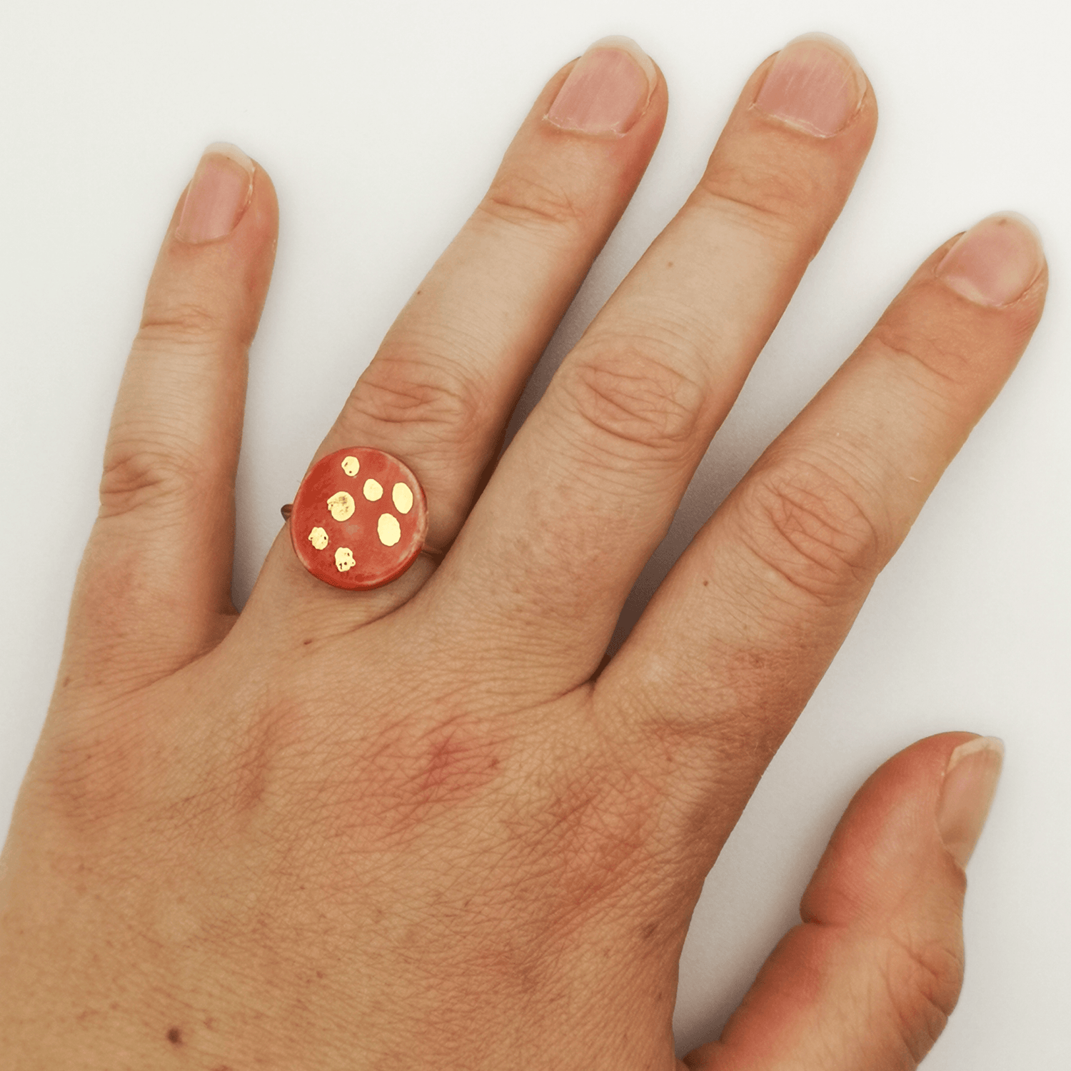 Bague fine or rouge corail a pois made in france