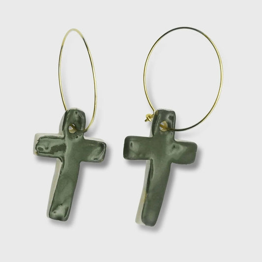 Bijoux artisanaux Corinne Céramique boucles d'oreilles croix vert olive, fait main en Provence, en céramique et laiton doré