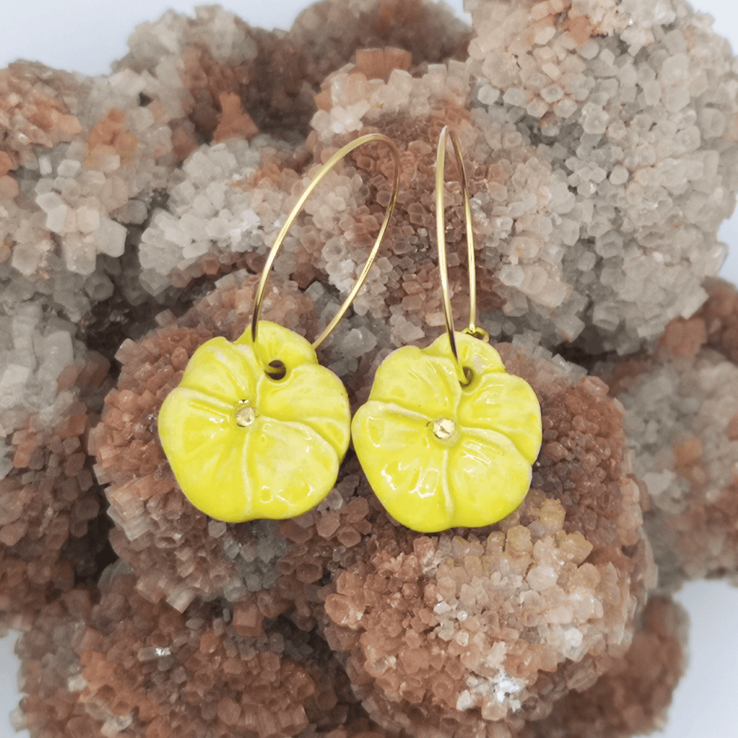 boucles d oreilles fleur jaune pour femme pensee  sur un mineraux