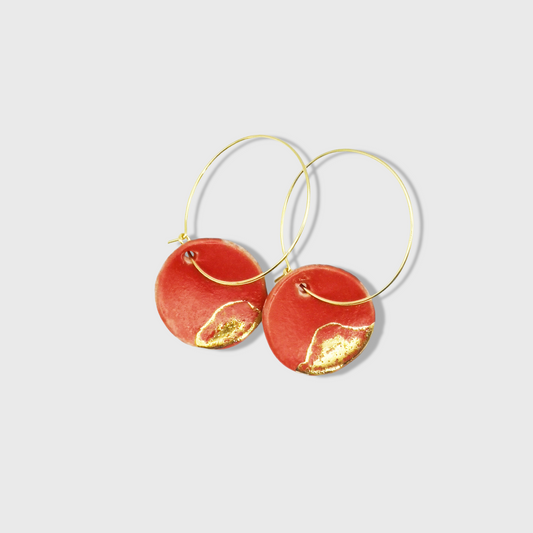 Boucles d'oreilles rouge et or médaillon pendantes, bijou fait main par Corinne Céramique