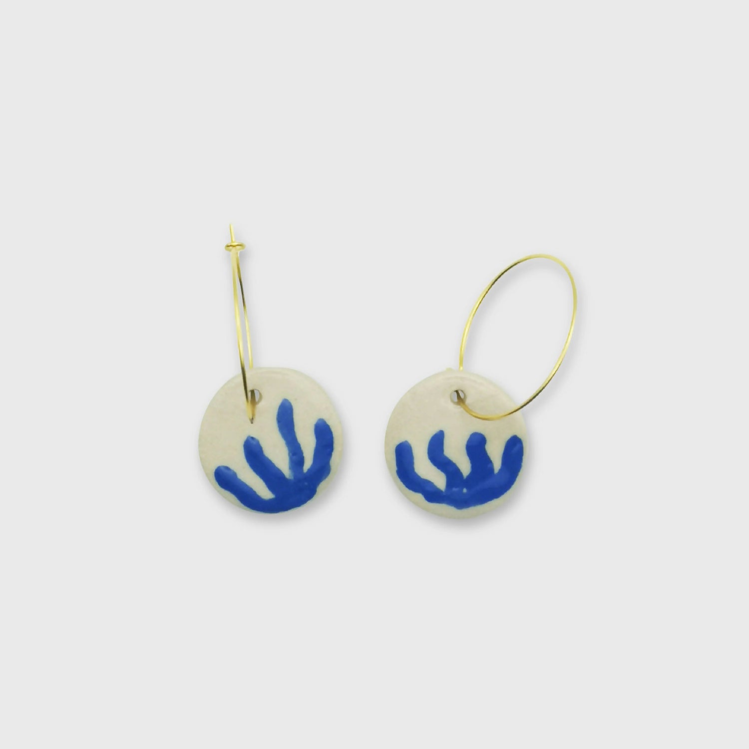 Boucles d'oreilles pendantes blanches et bleues avec design d'algue stylisé, fait main en Provence handmade earrings