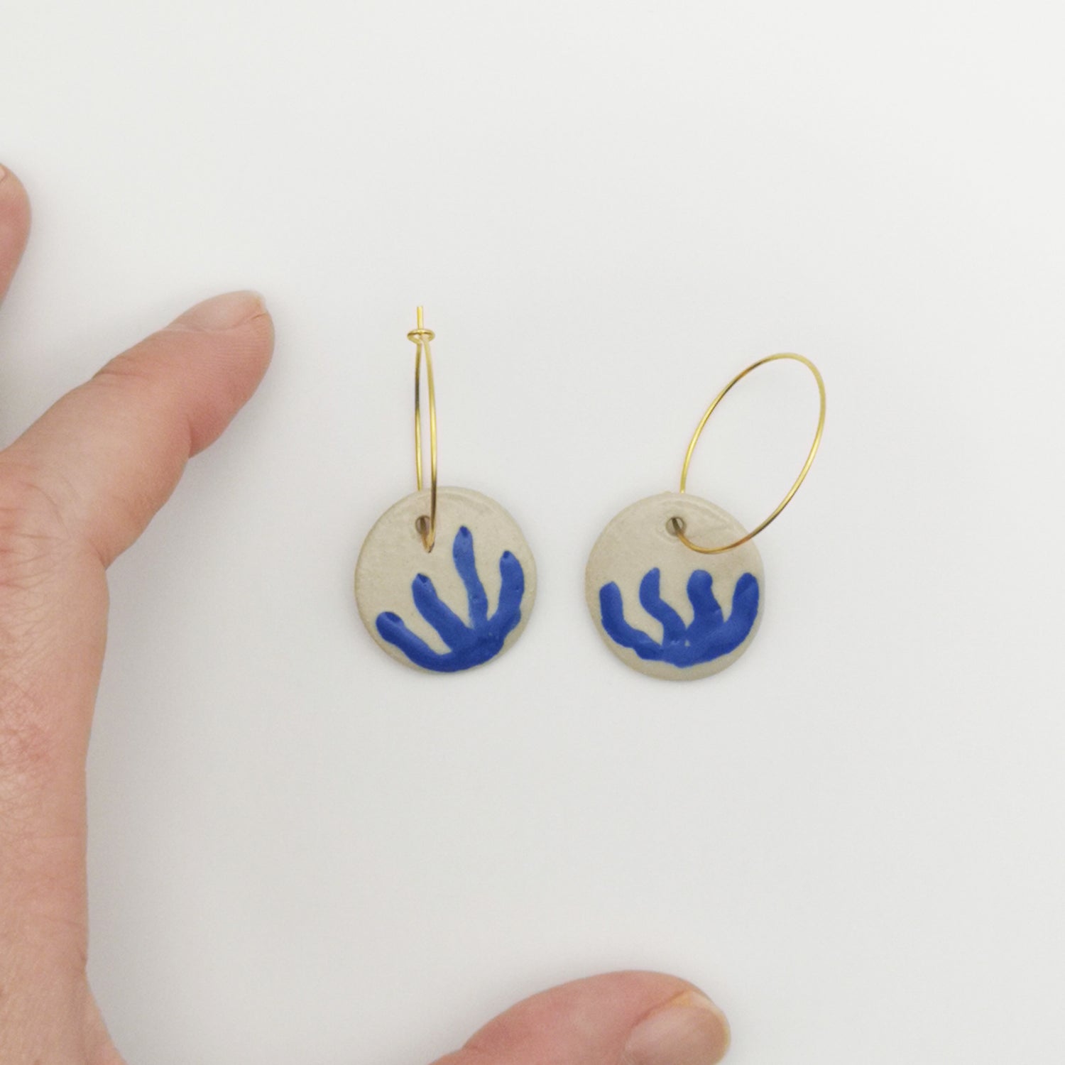 Boucles d'oreilles élégantes en laiton doré avec pendentif inspiré de la mer, cadeau idéal.