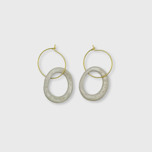 Boucles d'oreilles blanc effet nacré en céramique, créoles pendantes pour femme moderne