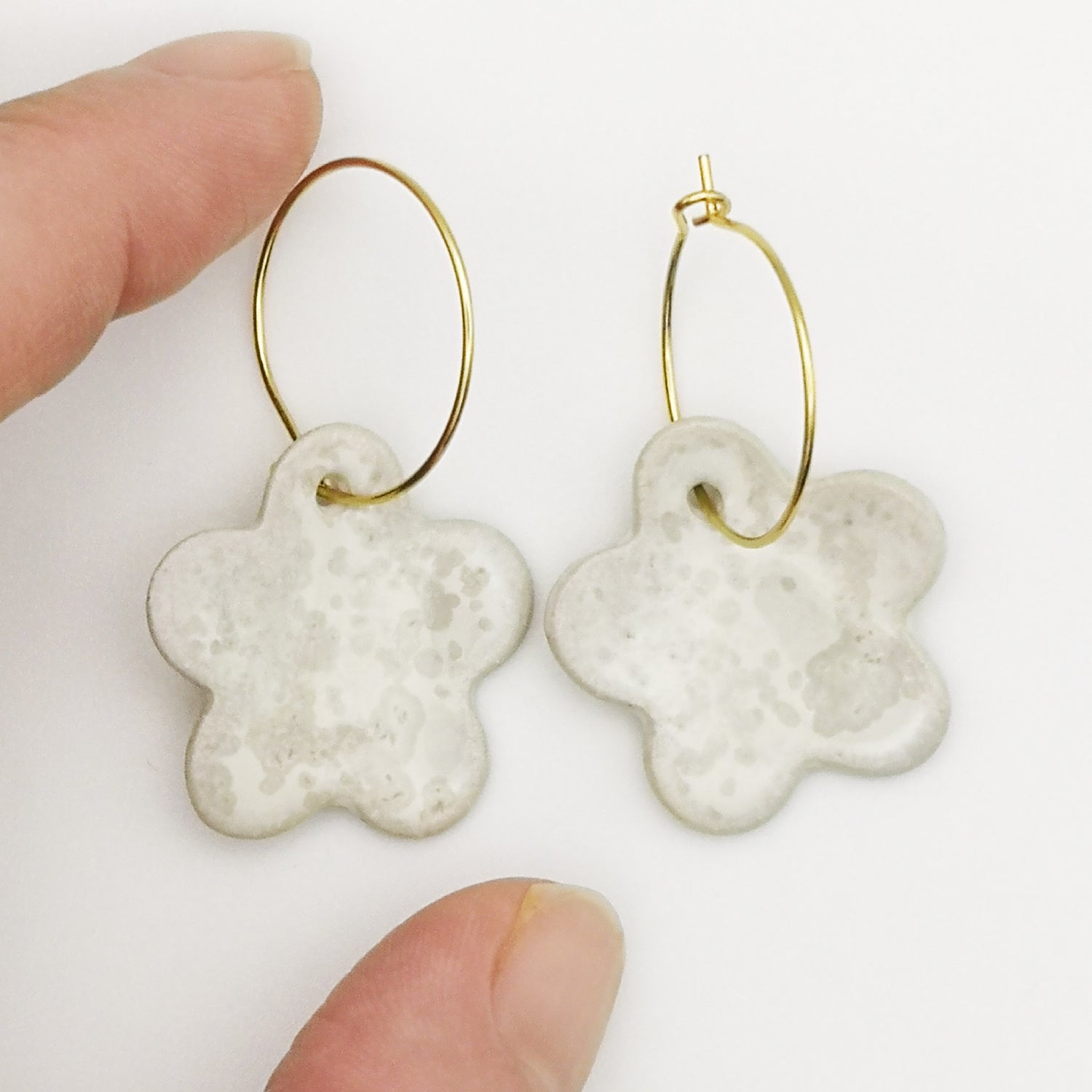 Boucles d'oreilles Nuage Blanc effet nacré sur anneaux créoles faits main à Aix-en-Provence