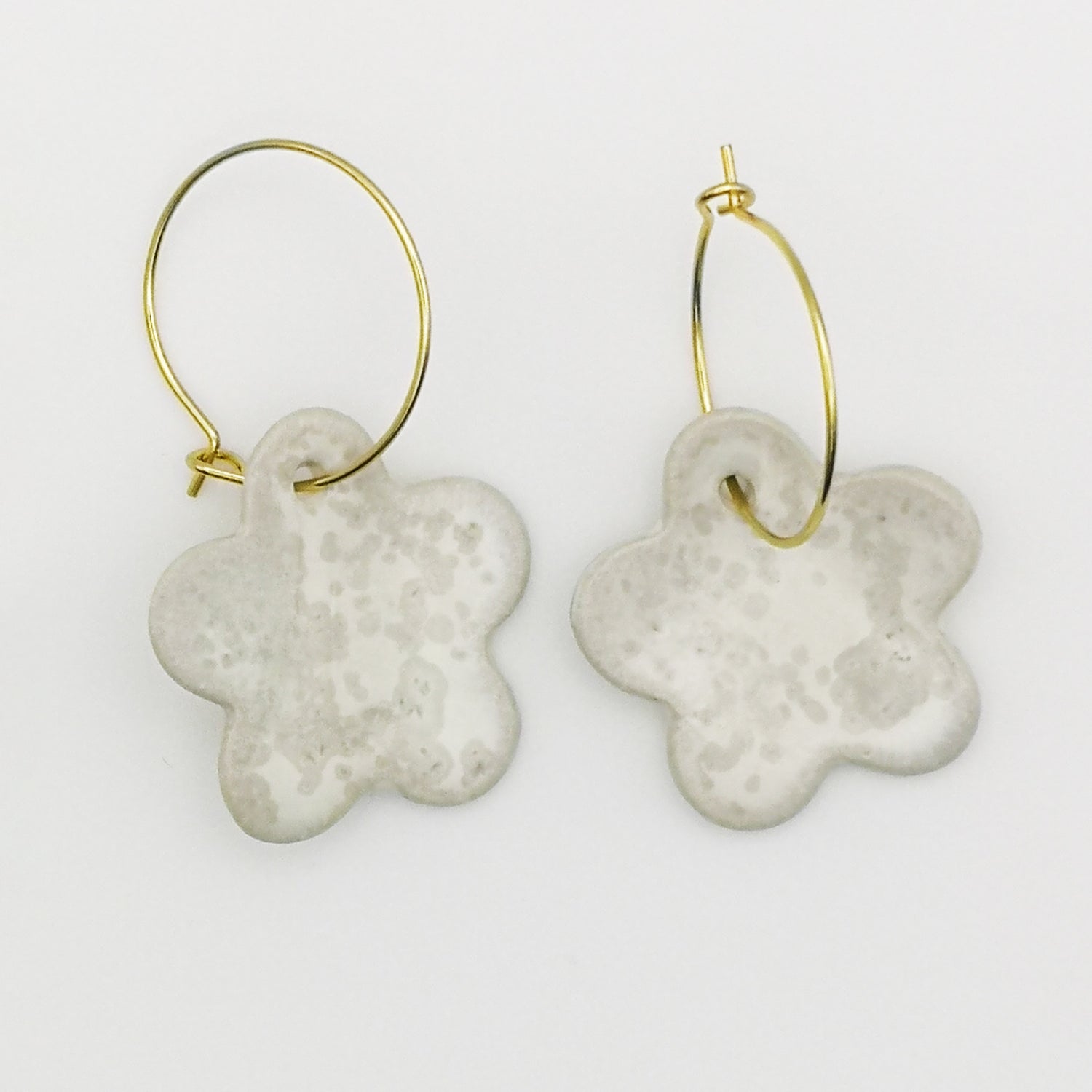 Boucles d'oreilles en céramique blanche nacrée montées sur anneaux de 2,5 cm