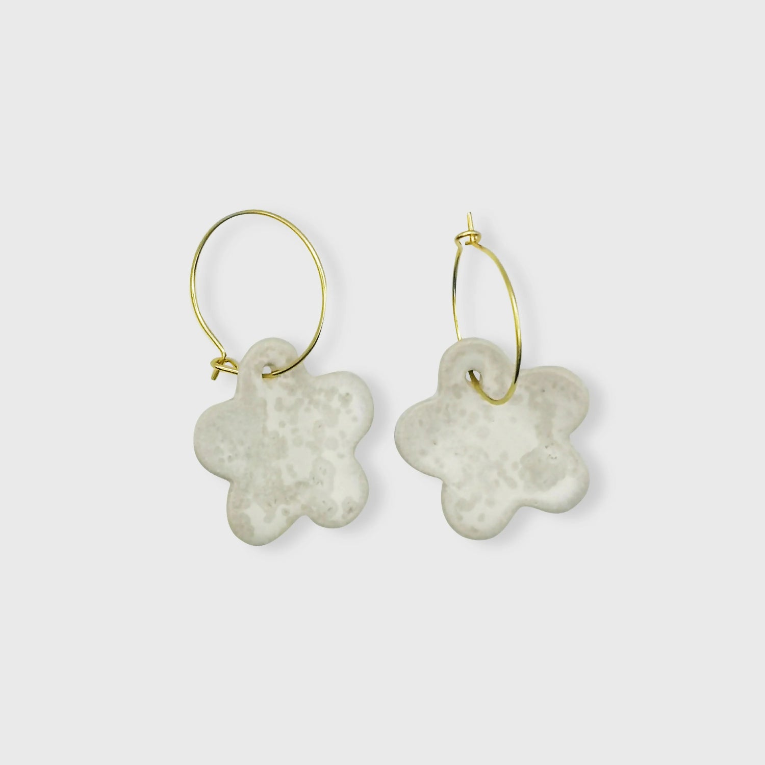 Boucles d'oreilles en céramique blanche nacrée montées sur anneaux de 2,5 cm fleur nuage pour femme