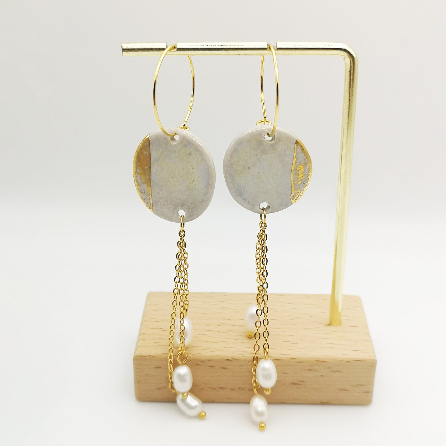 Bijoux artisanaux Corinne Céramique : boucles d'oreilles pendantes blanc nacré et or avec perles.